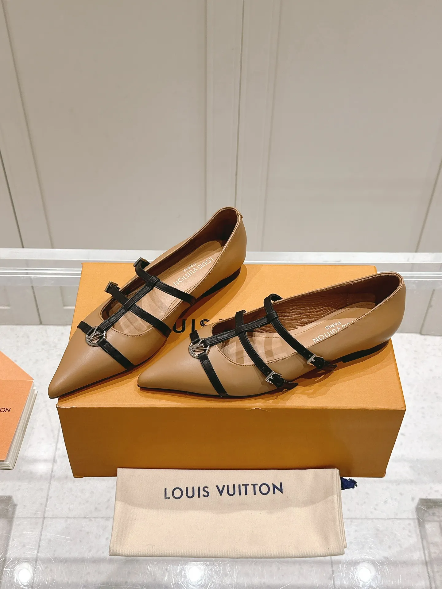 👟👟Ex-factory price 680👟👟 L V➕ Murakami Takashi co-branded series top quality louis vuitton ss25 new arrival～ LV.2025 spring and summer series｜new pointed toe high heels🆕 The small pointed toe of the eagle is matched with a hollow leather strip and a small square buckle to adjust the tightness, and the LV hardware "logo" is embellished, and the details and texture are particularly high-end! The sharp styling effect is a visual feast💯It is difficult to conceal the elegant temperament of LV. It is easy to wear, comfortable, sexy and exquisite ~ Grade A sheepskin lining is soft and breathable. The genuine leather outsole imported from Italy is easy to wear and will not tire your feet. Size: 35-40 (41 customized items are non-refundable)